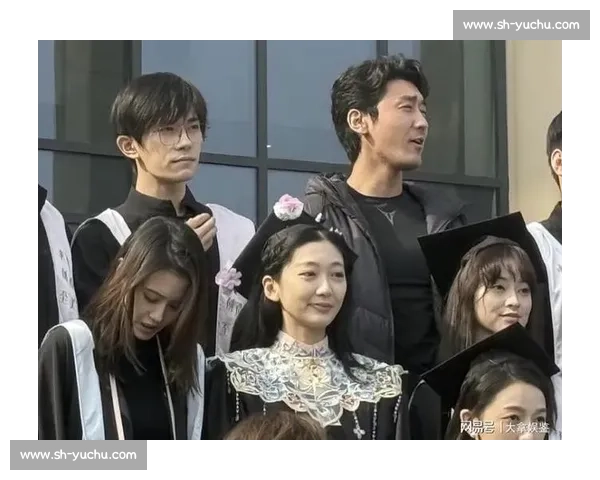 千玺的毕业礼迟到三年：穿学士服赴宴，终于圆满